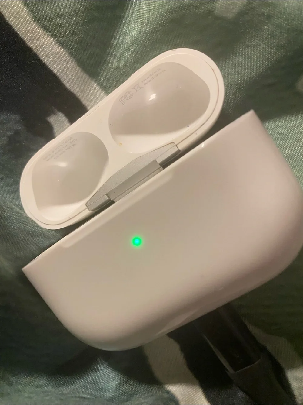 Apple Wireless Generation 1 Charging Case(only)